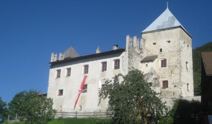 Kulturgasthaus Tschenglsburg in Laas / Lasa